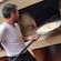 Un hombre poniendo una pizza en un horno de mampostería
